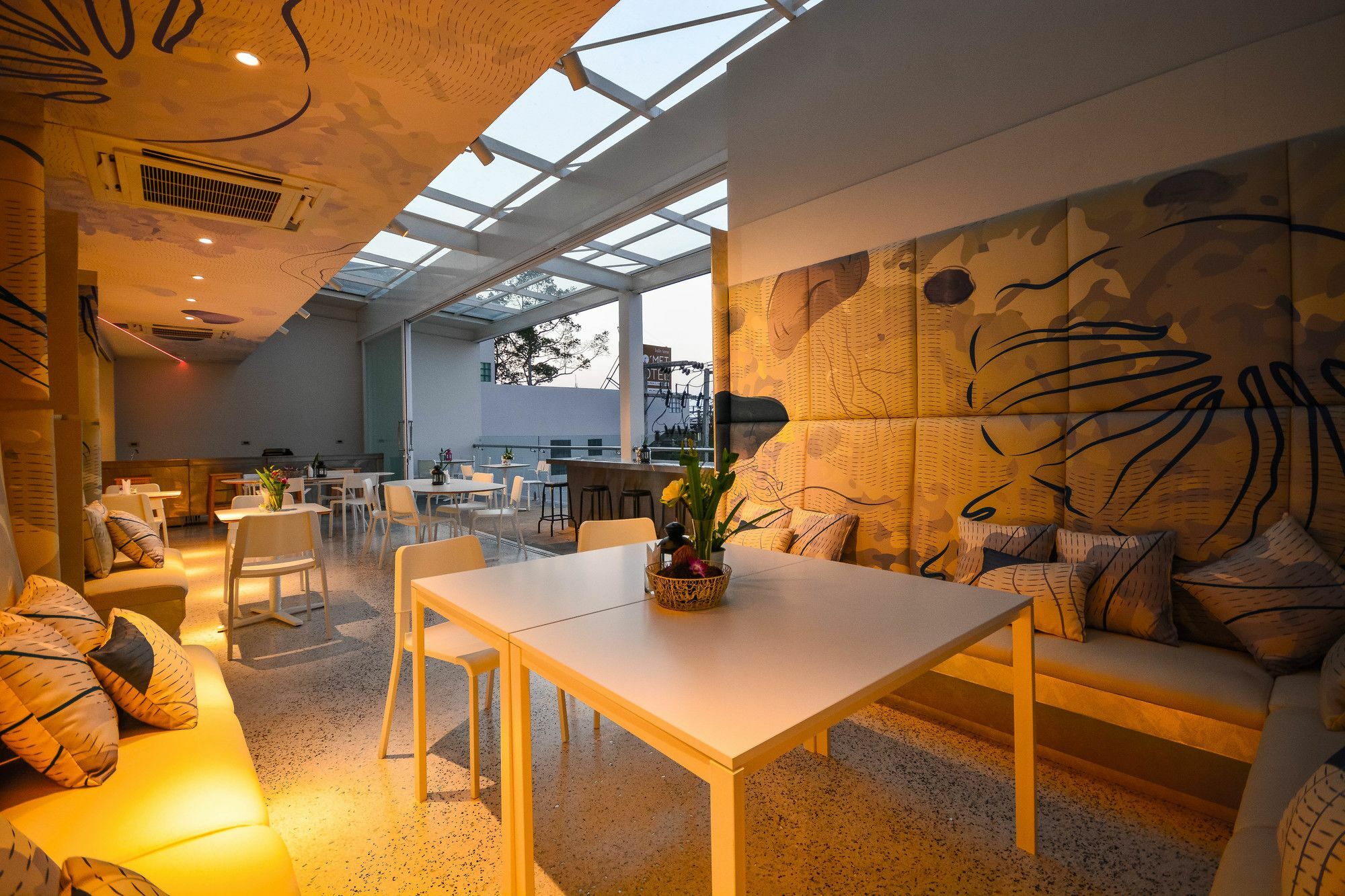 Comet Hotel Surat Thani Exterior foto